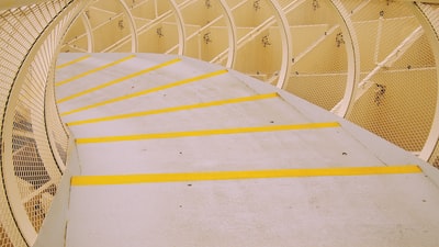 白色和黄色的混凝土楼梯的照片
